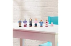 KidKraft Poppenfamilie Van 7 -Trendy Speelgoedwinkel 419ce713c13bb92d53883e00f81ffdd1b05ee29b6553d39bf1ea6f7d4b16b4ca