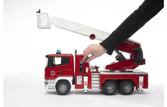 Bruder 3590 Scania R-Serie Brandweer Met Spuit En Sirene 1 Bruder 3590 Scania R-Serie Brandweer Met Spuit En Sirene